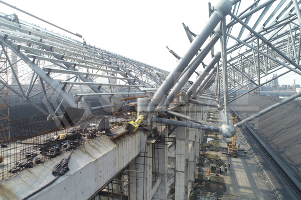 钢厂储煤场钢构屋顶同步推移安装