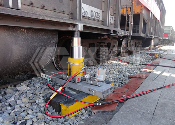 机车复轨液压系统用于机车脱轨后顶升复轨