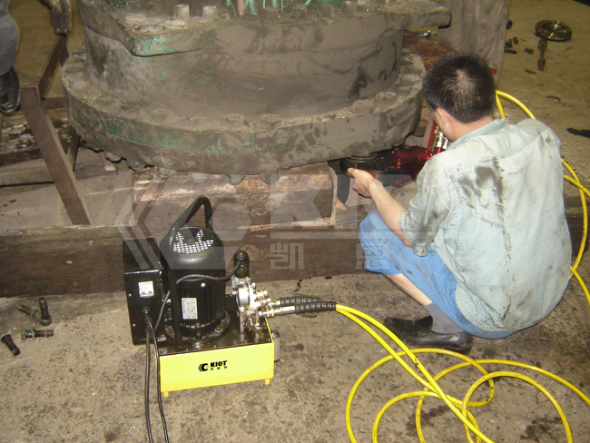 液压扭矩扳手用于水泥厂减速机螺栓拆卸