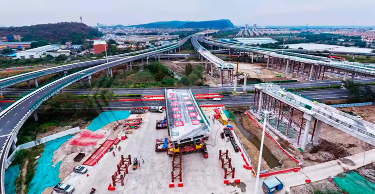 将桥梁分块移动到高速主线外