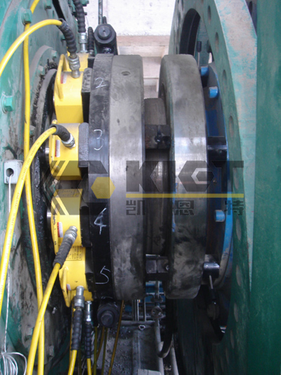 薄型液压千斤顶用于水泥厂减速机与辊压机同步分离