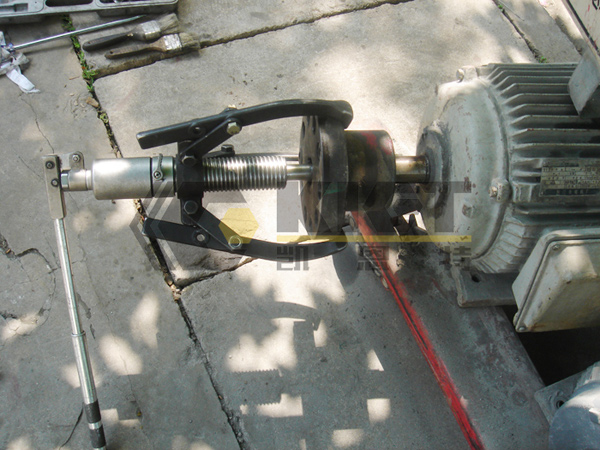 整体式液压拔轮器用于电机靠背轮拆卸