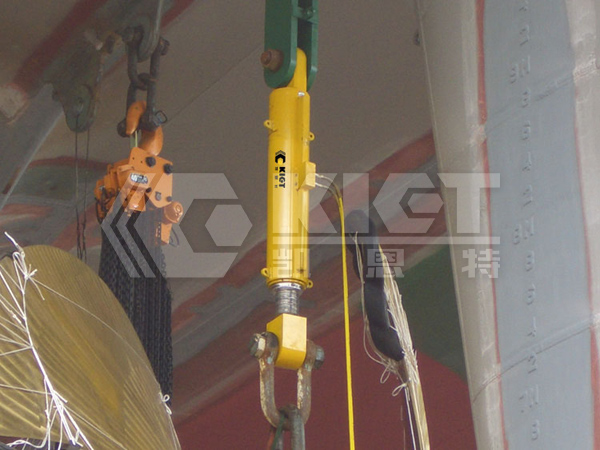 拉式液压千斤顶用于造船厂螺旋桨提升安装