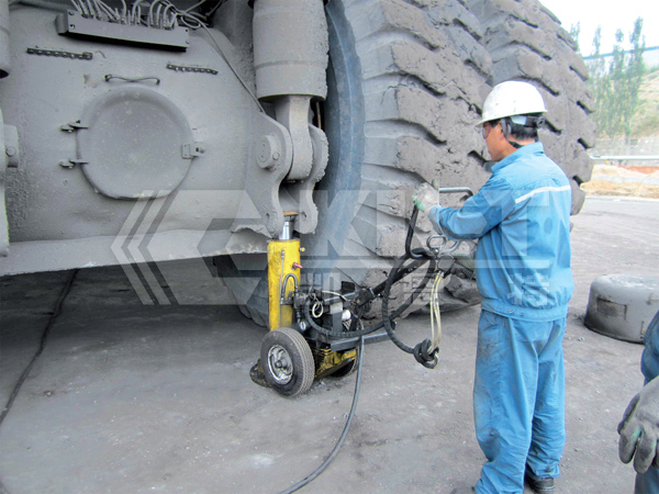 移动式液压千斤顶用于大型矿车维修顶升