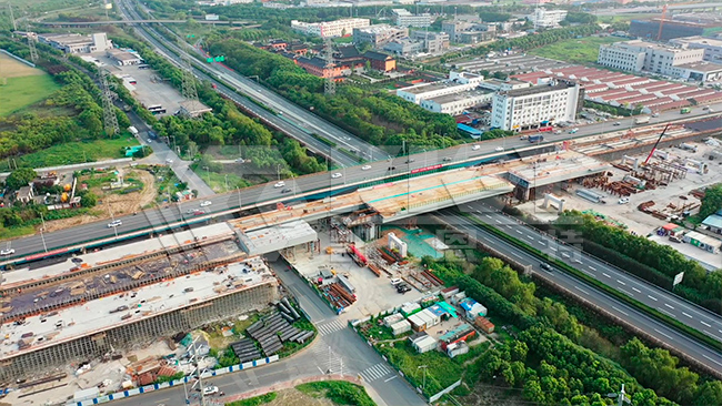 步履式智能顶推液压系统用于大跨度钢箱梁顶推